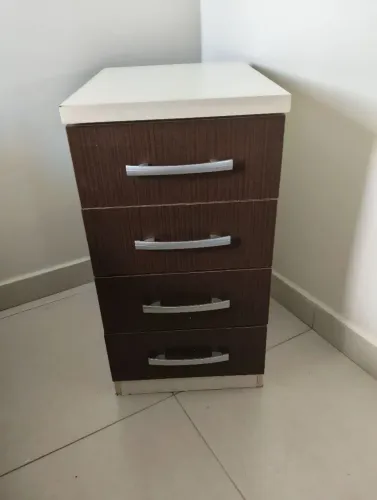 Cômoda com 4 gavetas