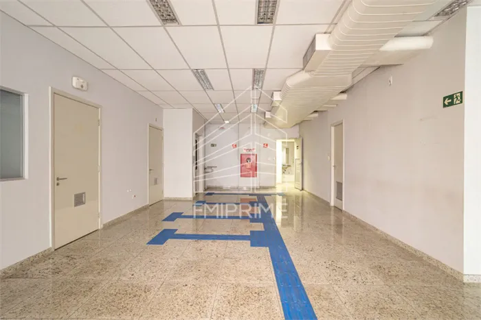 Prédio comercial na Av São Gualter.