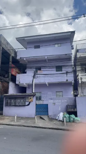 Prédio com 3 andares com 6 kitents