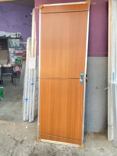 Porta de Madeira com Esquadria de Alumínio Meu lar.
