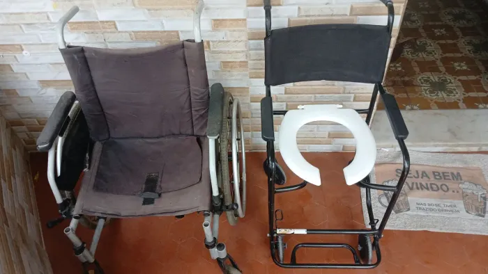 Cadeira higiênica e cadeira de rodas tradicional,em perfeito estado pronto pra uso !