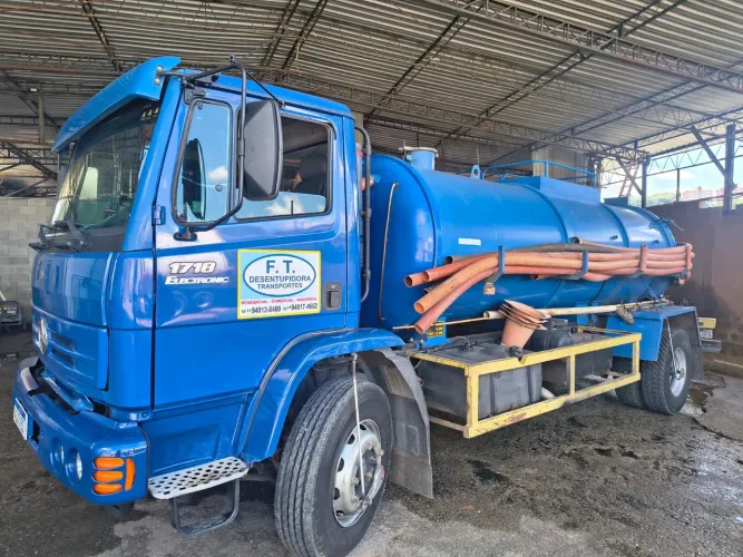 Caminhão vácuo limpa fossa 