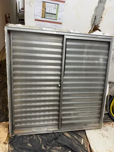 Vende se Janela Verneziana