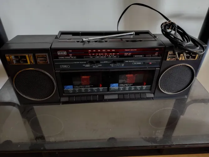 Vendo: Rádio FM e gravador fita antigo 230,00 reais 