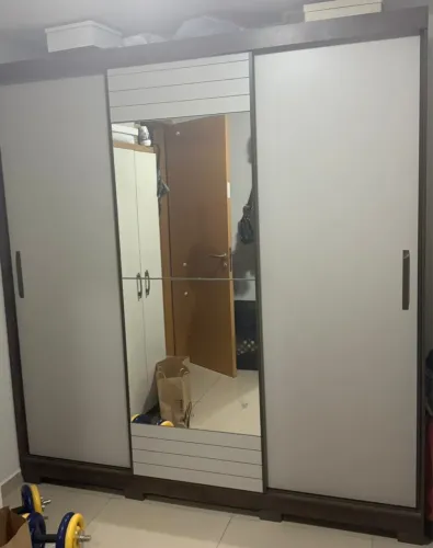 Vendo guarda-roupa de casal grande, com 3 portas de correr e espelho central.