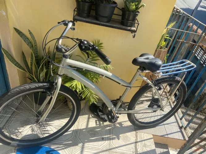 ? Bem conservada ? Pneus em bom estado ?