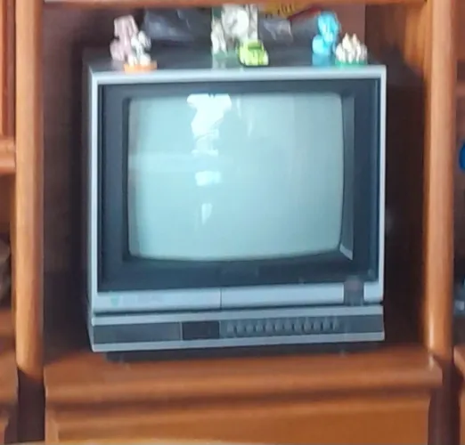 Tv retro colorida de época. Funcionando