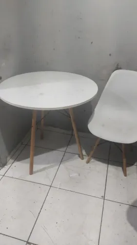 Mesa e cadeira