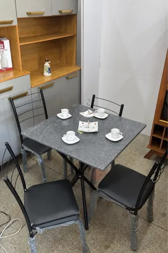 Vende-se mesa com cadeiras