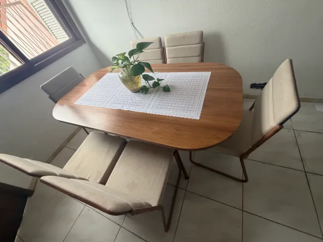 Mesa de 6 cadeiras seminova para levar logo