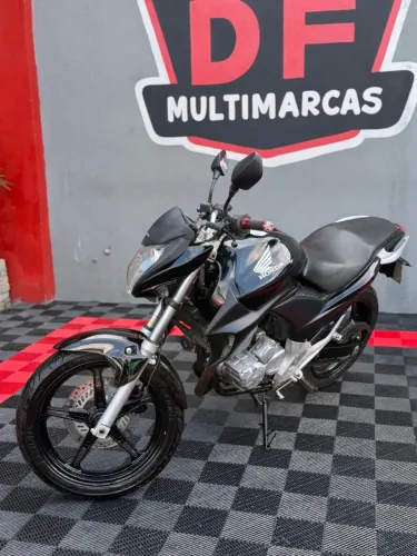 Linda Honda CB 300