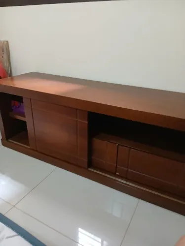 VENDO Rack de madeira com rodízios... Usado...