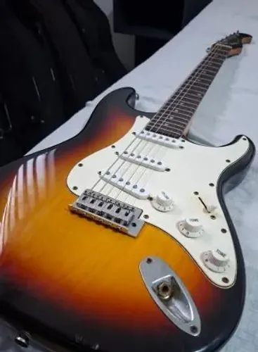 Guitarra Stratocaster Eagle - com Capa