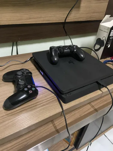 PS4 Slim 500gb + 2 controles + 2 jogos (Fifa 14 e God Of War)