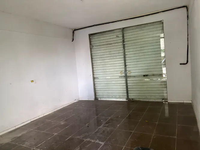 São 3 pontos comerciais em frente a pista