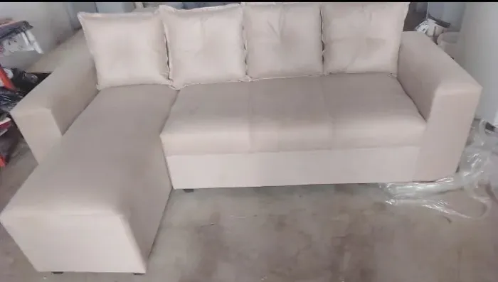 Sofás perfeitos de 4 lugares com as almofadas soltas design confortável para relaxar 