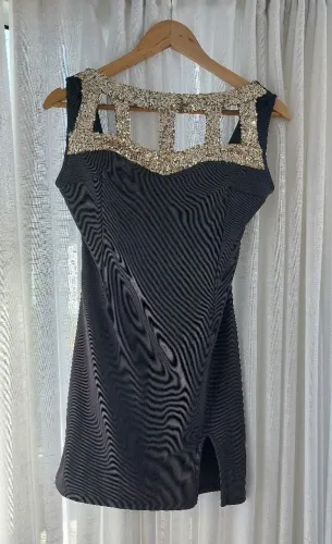 Vestido de carnaval preto com bordado paetê dourado.
