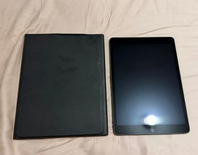 Vende-se ipad novo pra despachar logo de brinde vem com 1 capinha e 1 teclado dele msm 