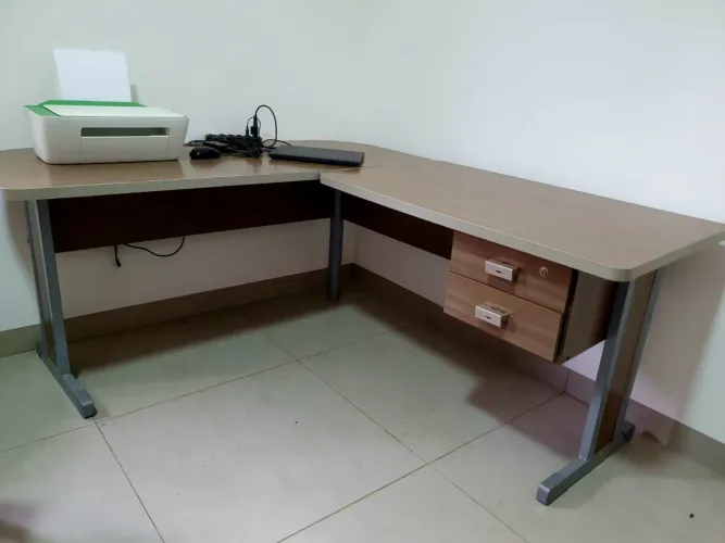 Mesa de escritório grande em L