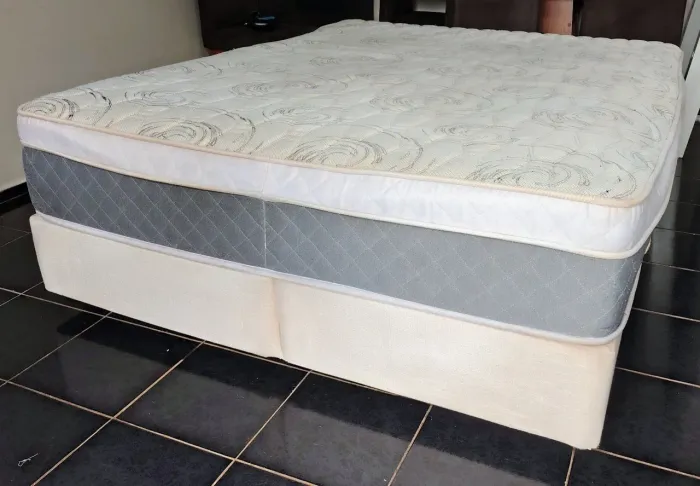 Cama box Queen 1,58x1,98 higienizada 