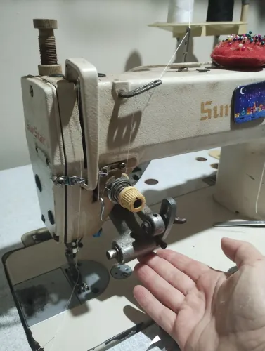 Máquina industrial de costura reta, com aparelho de frufru instalado