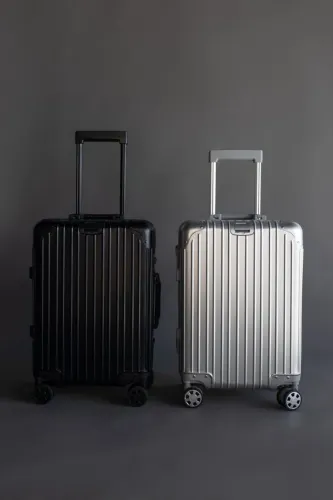 Vendo mala de bordo de luxo alumínio, 4 rodas 360  giro 10 kg cores prata e preta