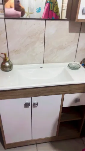 Vendo kit de banheiro semi novo , nunca usado ! Pia , armário e espelho. 