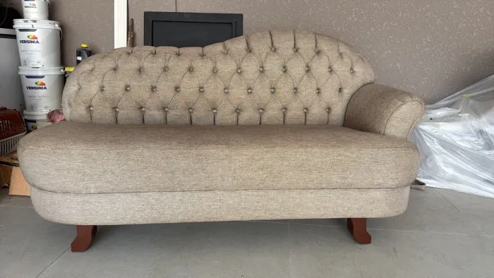 Sofá 3 Lugares Bege Capitonê - Clássico e Elegante