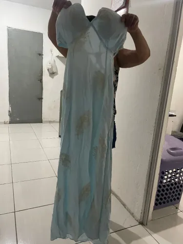 Vestido azul com bordado, longo com fenda lateral e amarração nas costas. 