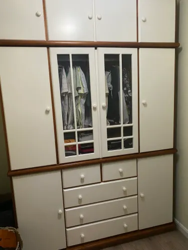 Guarda Roupa infantil madeira maciça (super conservado e resistente)