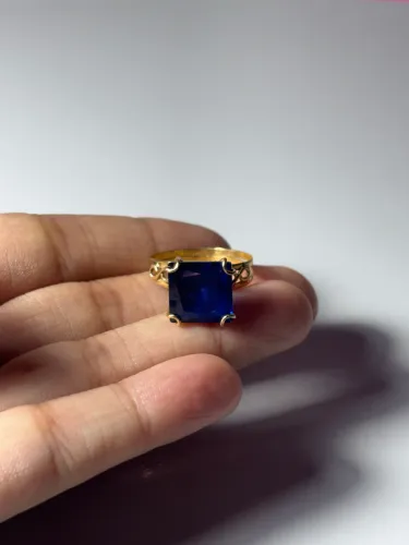 Anel de pedra azul ouro (aro 16).