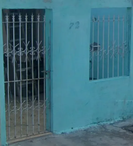 Vendo portão e grades de ferro.