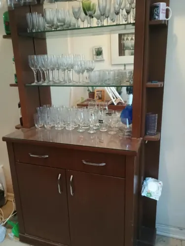 Vendo cristaleira e com adega de madeira