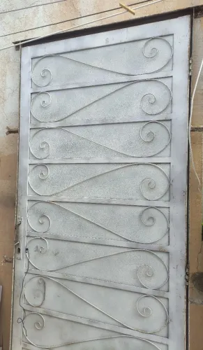 Porta de ferro mesmo combatente também de ferro