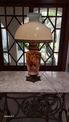 Abajur Antigo de Mesa Porcelana Pintada e Cúpula Opalina Estilo Lampião