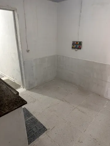 Alugo quarto com banheiro bem localizado