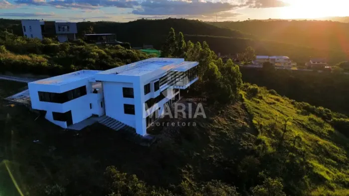 Casa de Alto Padrão com 05 suítes à venda em Gravatá/PE!