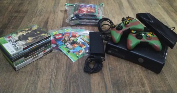VENDO XBOX 360 slim preto desbloqueado com fonte + 2 controles com carregador