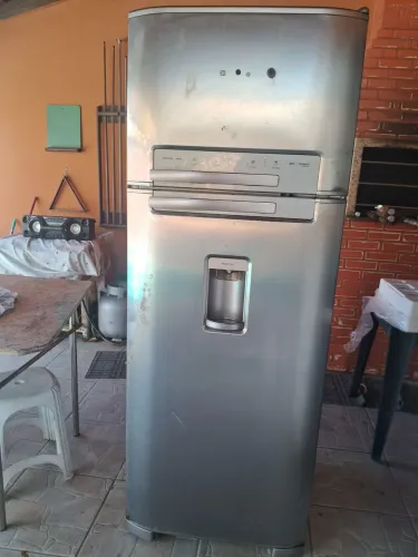 Geladeira Electrolux 409 Litros freezer funcionando, parte de baixo nao gela muito