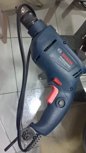 Vendo furradeira semi nova.