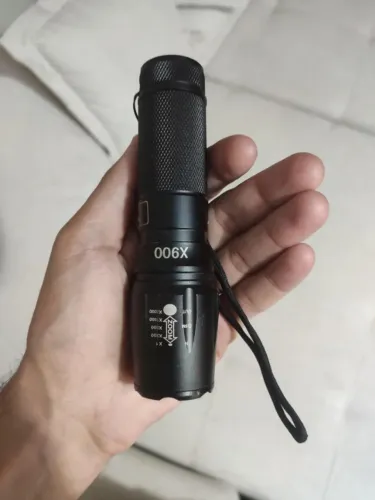 Lanterna Tática LED X900 com Zoom Ajustável e Alça de Pulso