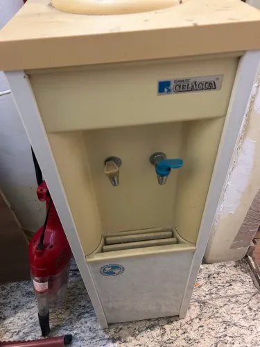 Bebedouro de água usado funcionando perfeitamente