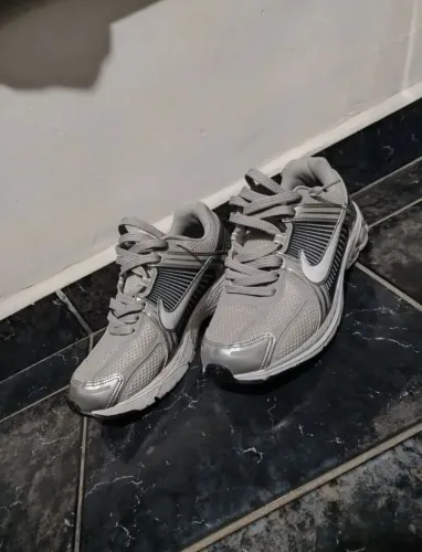 Tênis Zoom Vomero 5 NIKE