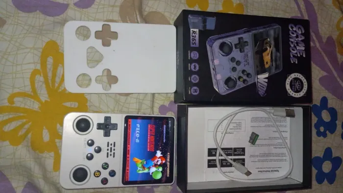 Vendo um game console r36s