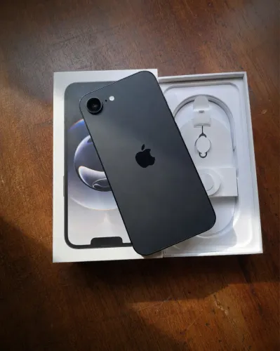 Vendo iPhone 16e com poucos meses de uso