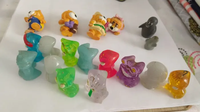 Peças antigas Kinder ovo, coca cola e lata de perfume do Boticário 