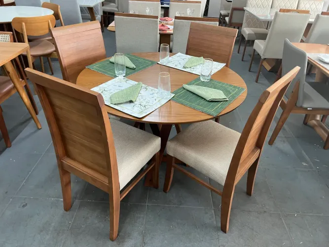 Mesa nova com cadeiras de madeira