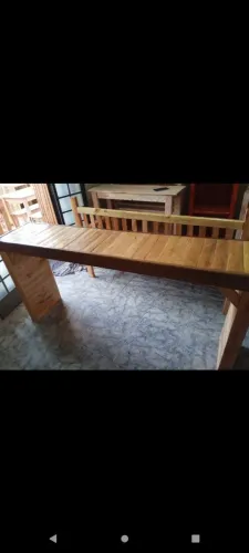 Bancada de madeira para usar com banquetas altas