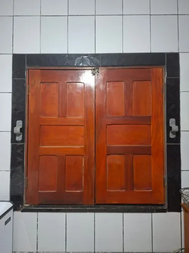 Janela em otimo estado madeira muito boa