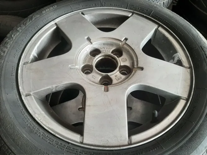 Roda aro 15 Volkswagen Cross Fox prata 5x100 usadas